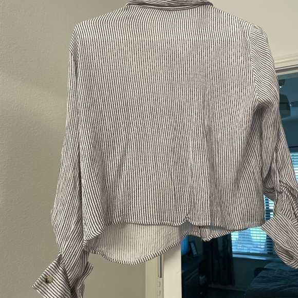 Lightweight cropped button down - Picture 2 of 4